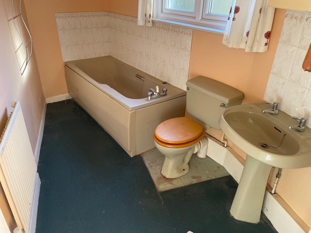 Lot: 2 - END-TERRACE HOUSE FOR IMPROVEMENT - bathroom